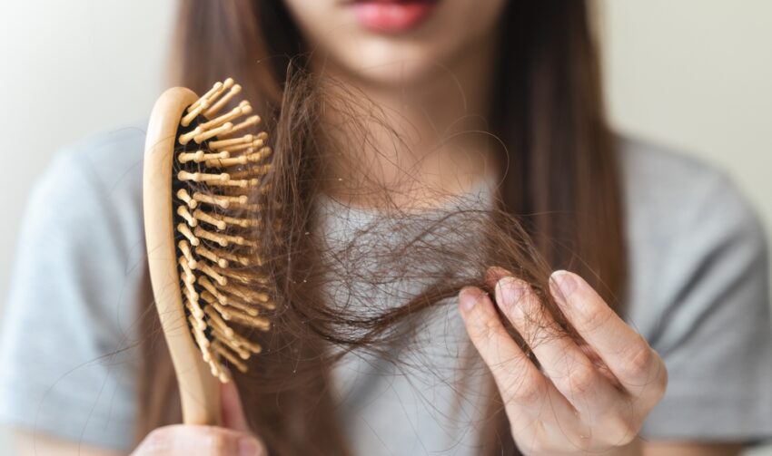 Close-up,Young,Woman,Brushing,Her,Hair,And,Have,Many,Hair